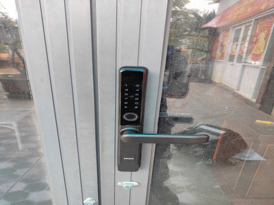 Azdoor VN bàn giao khóa thông minh Siker KTS105 màu đen cho cửa nhôm Xingfa tại An Phú Đông, Quận 12