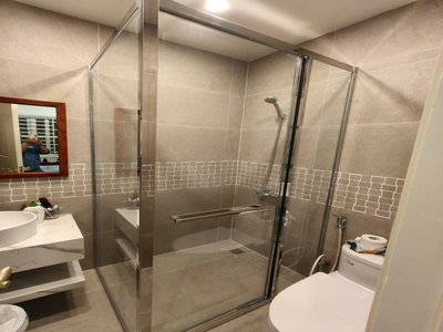 Giải pháp cabin kính lùa góc 90 độ sang trọng tại Phan Thiết – Từ Azdoor VN