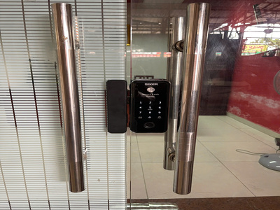 Azdoor lắp đặt khóa kính Siker KTK203 tại Thạnh Xuân 52 – Giải pháp bảo mật hiện đại cho cửa kính