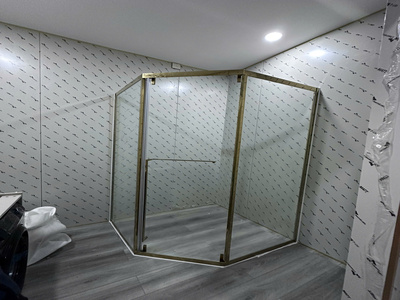 Hoàn thiện lắp đặt cabin kính lùa 135° màu vàng gold cho showroom khách hàng